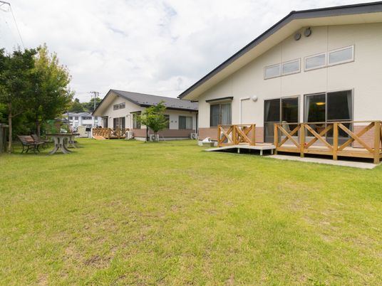 緑の芝生と建物の外観