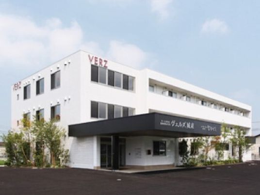清潔感のある白い建物外観