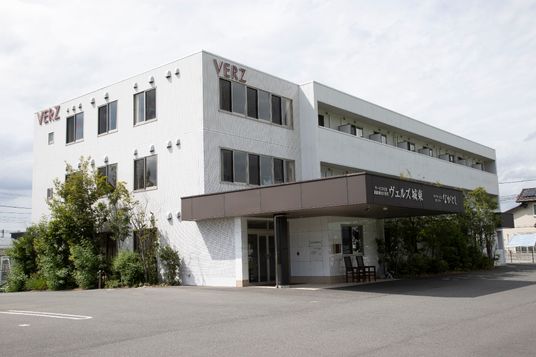 白壁の建物外観