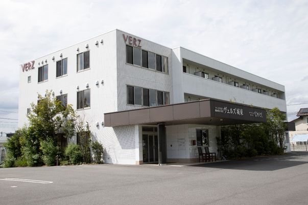 白壁の建物外観
