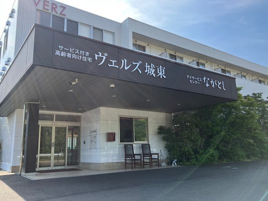 建物の正面玄関  