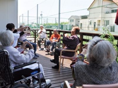屋外テラスでの憩いのひととき