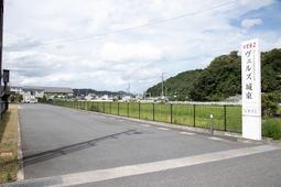 看板と広い道路の風景