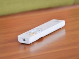リモコンが置かれたテーブル