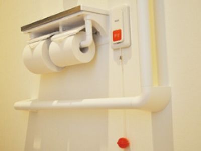 トイレの手すりと紙巻器