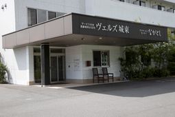 白い建物のエントランス風景