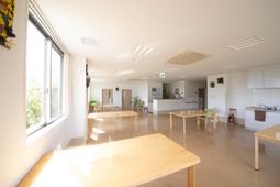 明るい食堂の一角