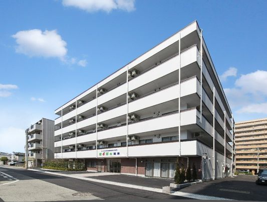 5階建ての外観  