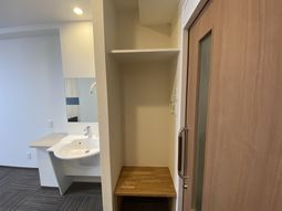 居室の入口と洗面台