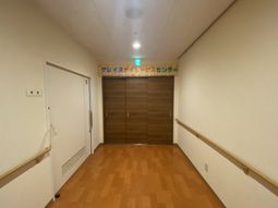 廊下の木目のドア