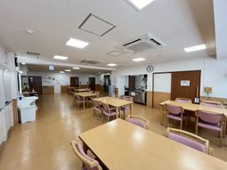 共用スペースの明るい食堂