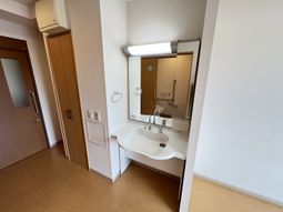 清潔な洗面台のある居室