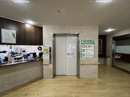 エレベーター前のフロントエリア