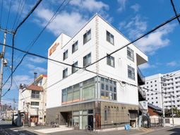 白い壁の3階建て外観