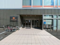 広い出入口の施設
