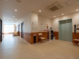 明るい廊下とエレベーター
