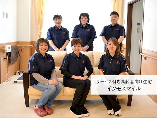 職員が並ぶリビング  