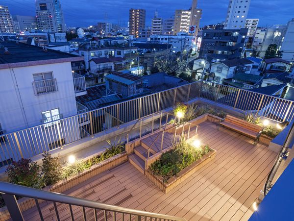 都会的な夜景を望むテラス