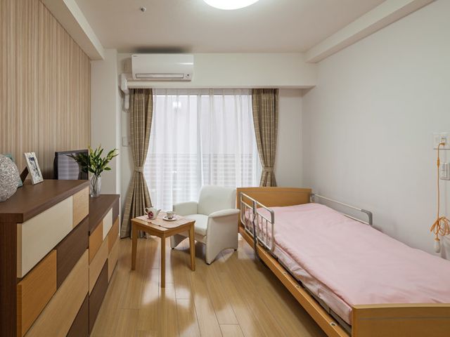 居心地の良い居室風景 居室 きれいに整えられた居室では、個人のくつろぎ空間を大切にしています。明るく落ち着いた雰囲気で、お一人おひとりの豊かな生活を支えます。