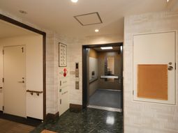 清潔な廊下とエレベーター