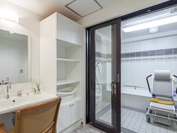 バリアフリーな浴室設備