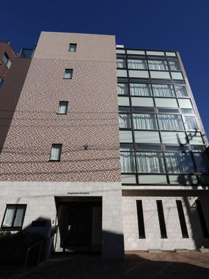 明るい外観の建物エントランス