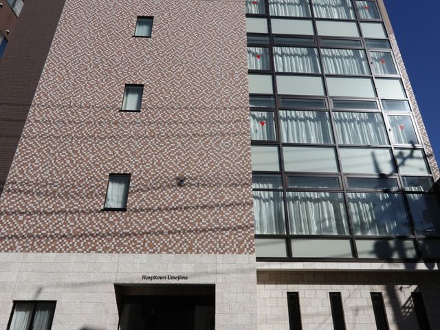 明るい外観の建物エントランス 外観 開放的なエントランスが迎える快適な環境です。機能的な空間でのご就業をご検討ください。