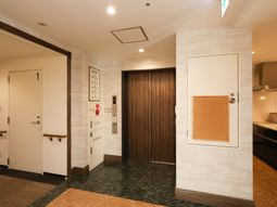 廊下と掲示物のイメージ