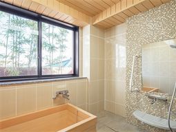 明るい和風の浴室