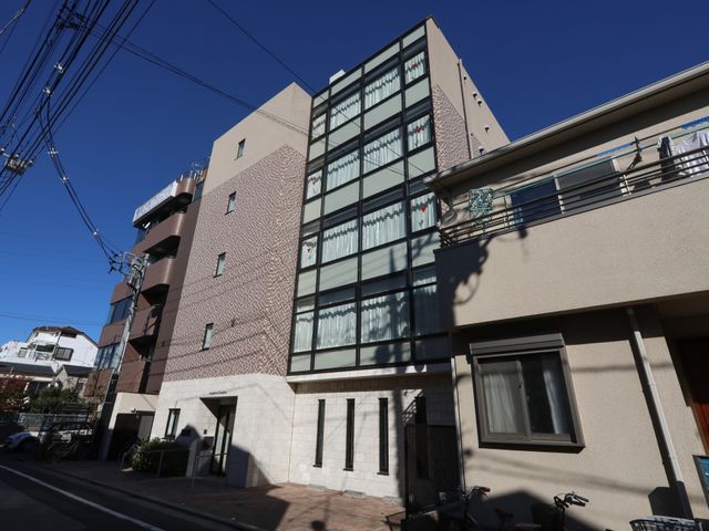 清潔感のある建物の外観 外観 日当たりの良い明るい建物で、心地よい環境での勤務が可能です。外から見ても清潔感が伝わるため、安心してご応募ください。