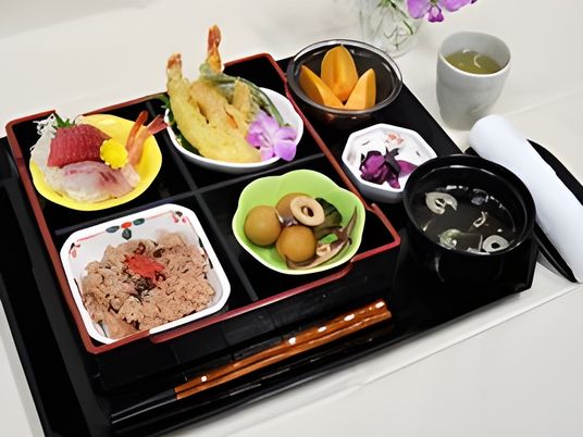 彩り豊かな料理の盛り付け