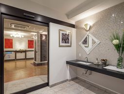 エントランスの明るい空間