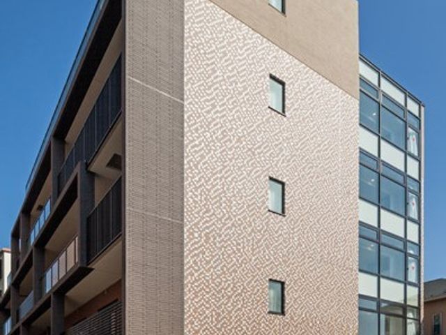 モダンな建物の外観 外観 日当たりの良いモダンな建築は、安心できる快適な環境を提供しています。ここでの勤務は、明るい未来への第一歩になるでしょう。