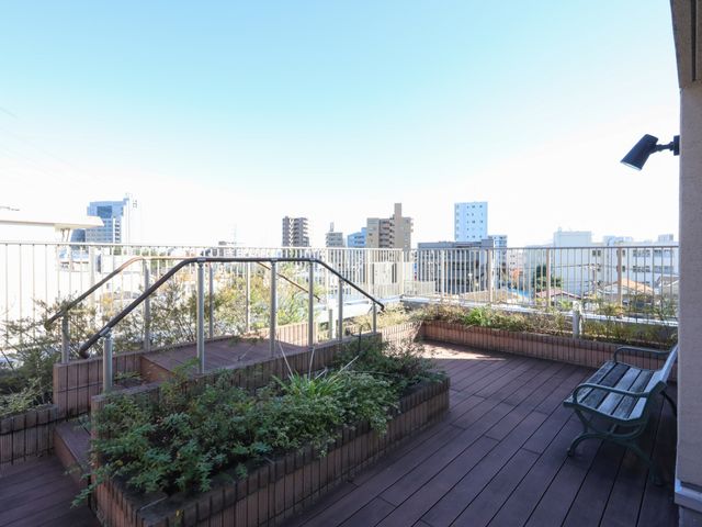 広々とした開放感のあるテラス 屋上 眺望を楽しめる屋外のテラスです。新しい仲間と共に、心地よい風を感じながらリフレッシュできる空間が広がっています。