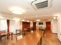 広々した明るい食堂