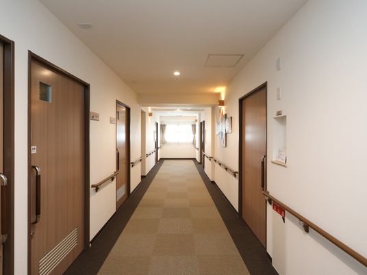 快適な施設の廊下