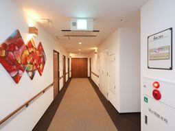 明るく清潔な施設の廊下