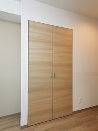 木目調のシンプルなクローゼット