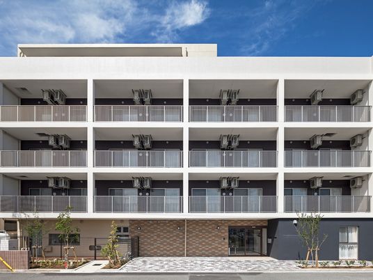 清潔で現代的な建物外観