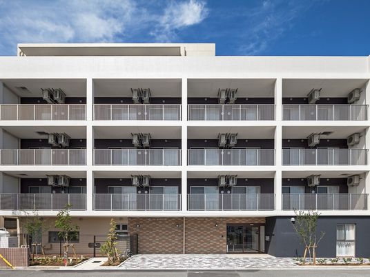 清潔で現代的な建物外観