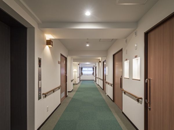 明るい清潔な廊下