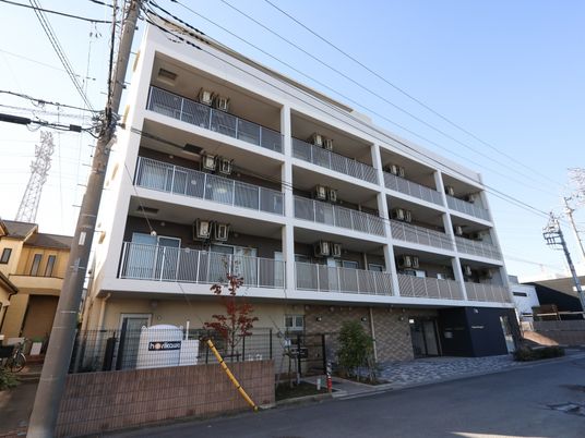 白い外観の建物全景