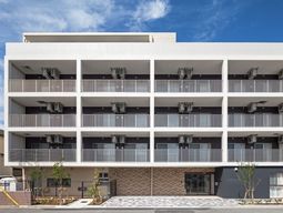 モダンな建物の外観