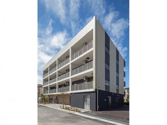 明るい外観の建物  