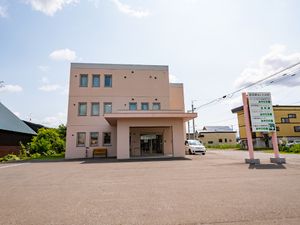 ピンク色の建物外観