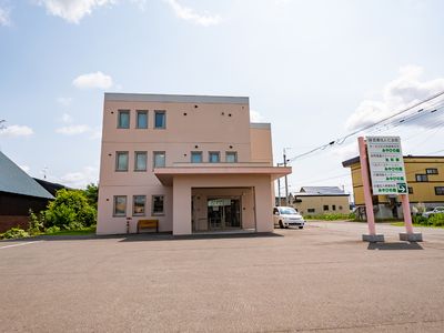 ピンク色の建物外観