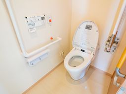 バリアフリー設計のトイレ