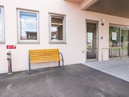 エントランスとベンチ