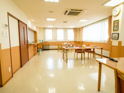 明るい食堂の内観
