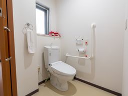 手すり付きの清潔なトイレ